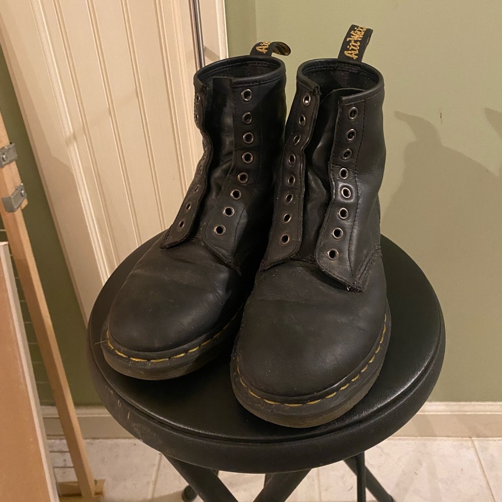 Dr. Marten’s 1460 8-eye boots (US Men’s 8/ Women’s 9)